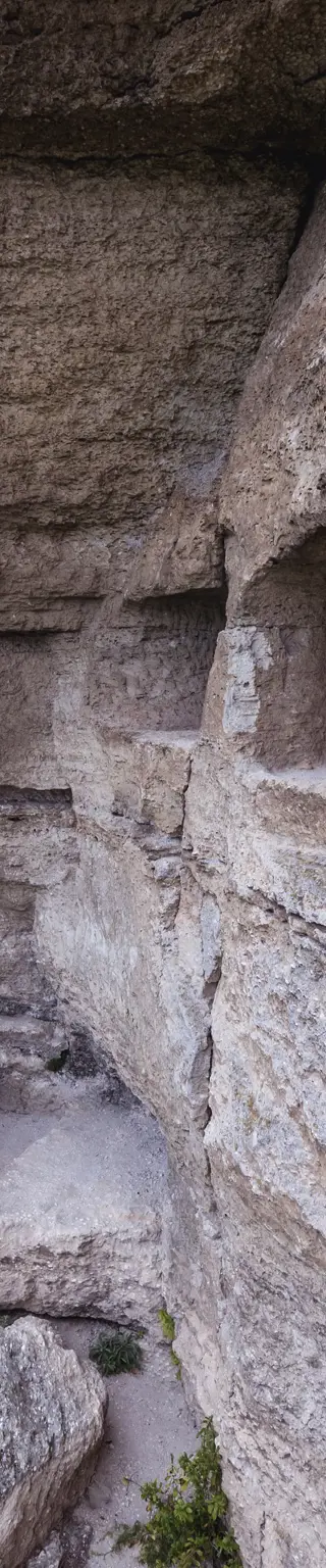 Wandere zu herrlichen Felsenklöstern